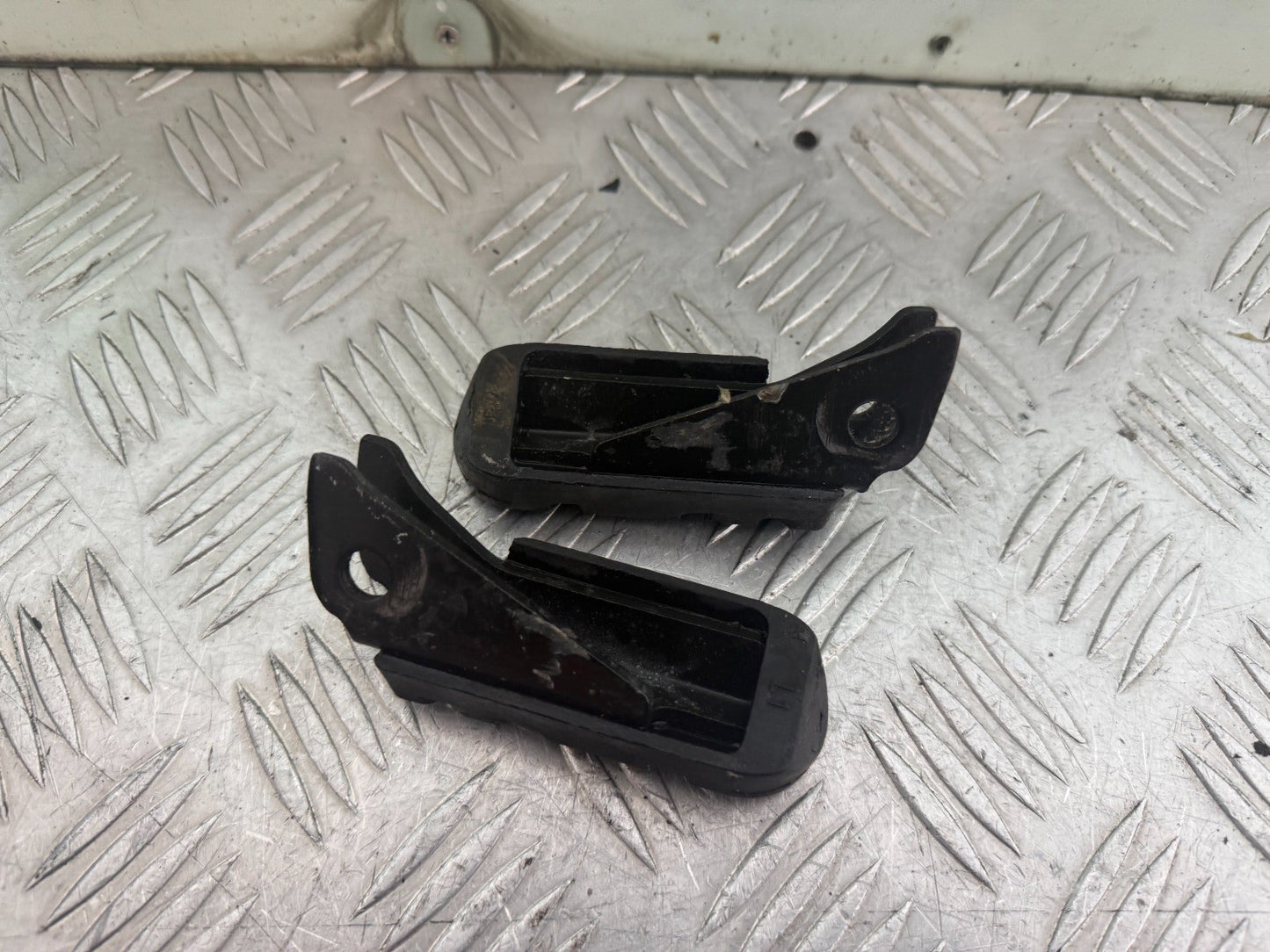YAMAHA XT660 OEM FRONT FOOT RESTS PEGS STEPS SET PAIR YEAR 2004-2016 CMB1318