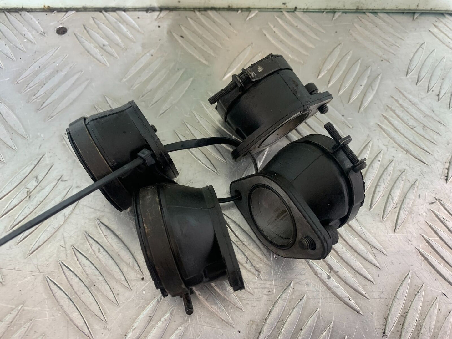 KAWASAKI Z750 ZR750 ZR-7S INLET RUBBERS  YEAR 1999-05 (CMB1135)
