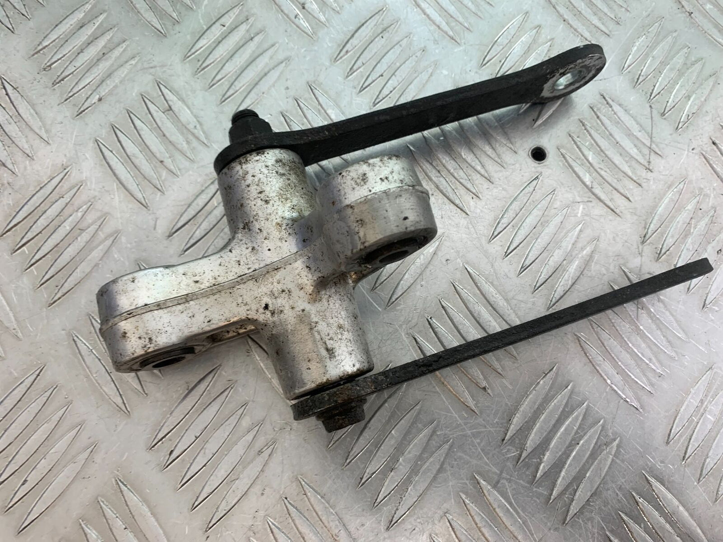 SUZUKI INTRUDER VL800 C800 REAR SHOCK LINKAGE  YEAR 2012-16 (CMB1039)