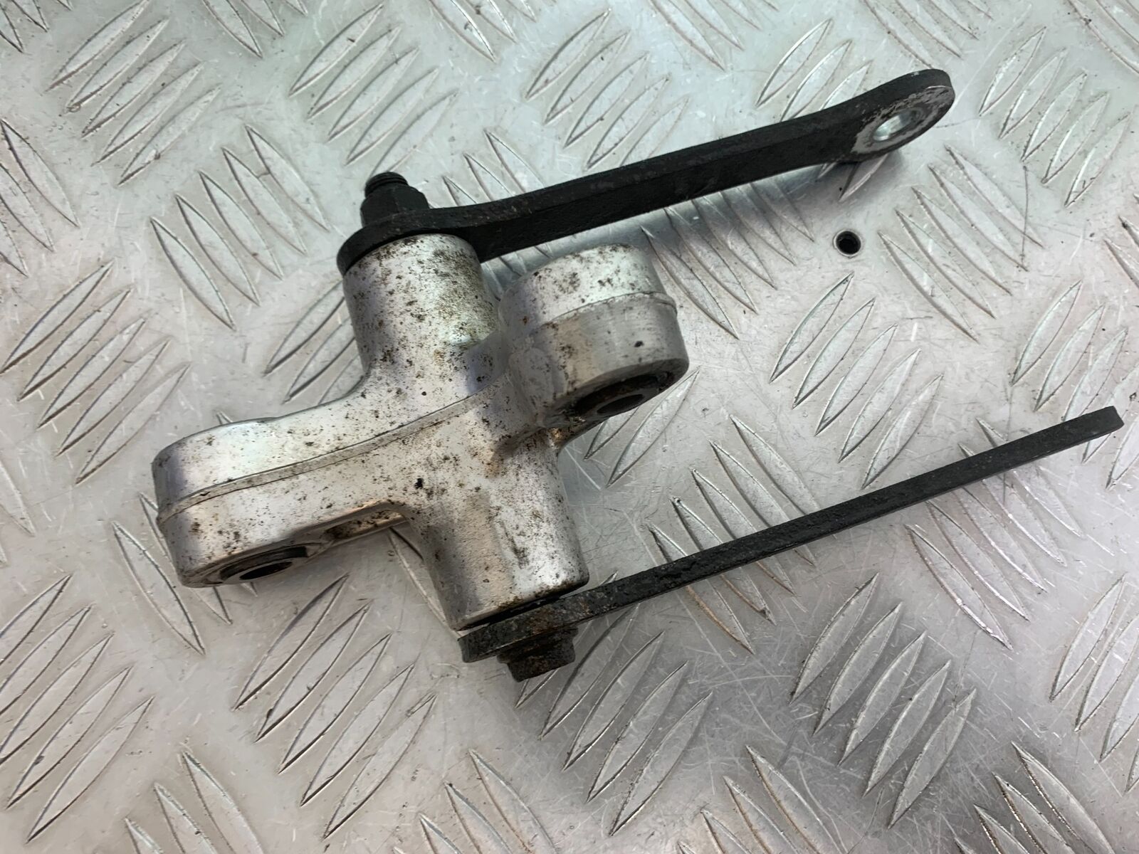 SUZUKI INTRUDER VL800 C800 REAR SHOCK LINKAGE  YEAR 2012-16 (CMB1039)