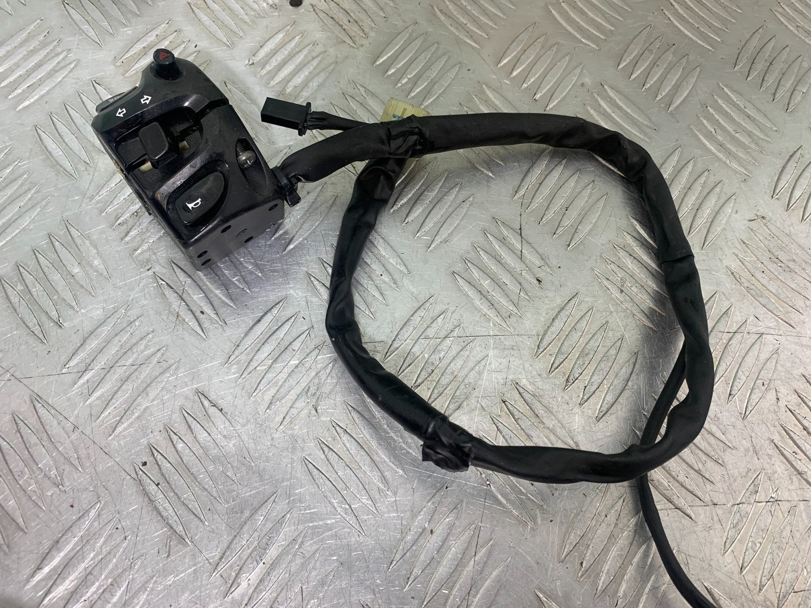 YAMAHA XJ6 XJ6-S LEFT SWITCH GEAR YEAR 2009-2015  (CMB1212)