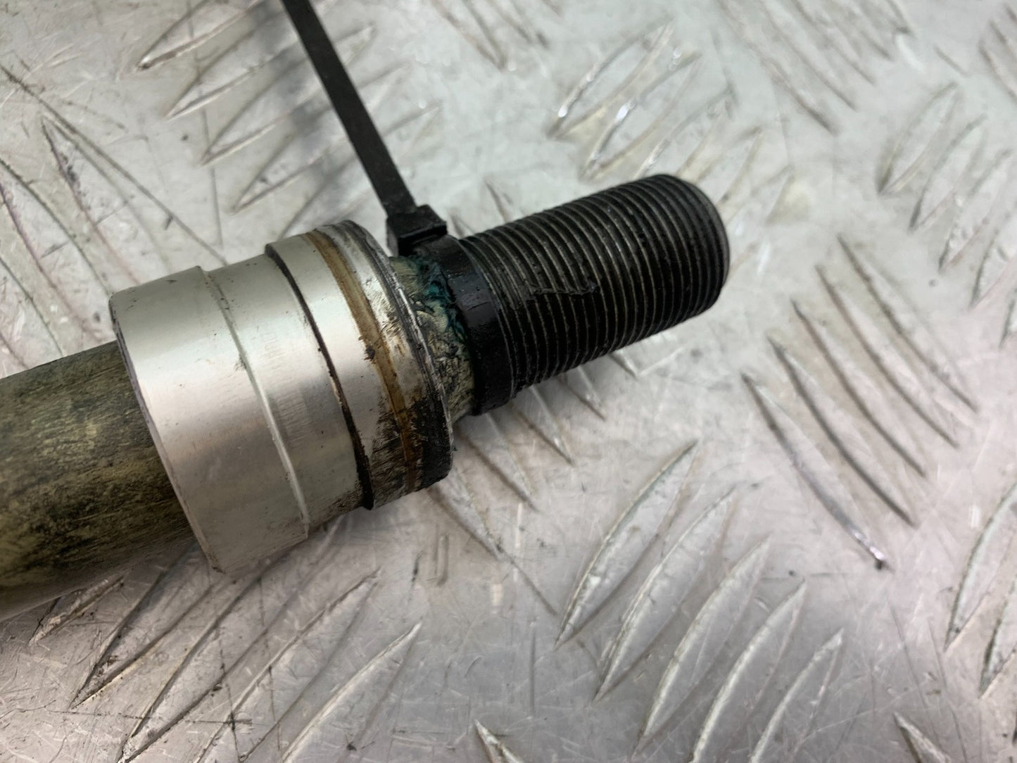 TRIUMPH SPEED TRIPLE R 1050 FRONT WHEEL SPINDLE  2009 (CMB1183)
