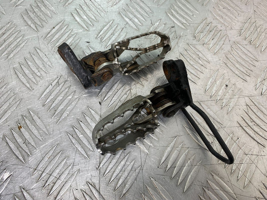 QINGQI QM125 GY-2B FRONT FOOTPEGS   YEAR 2016 (CMB1228)