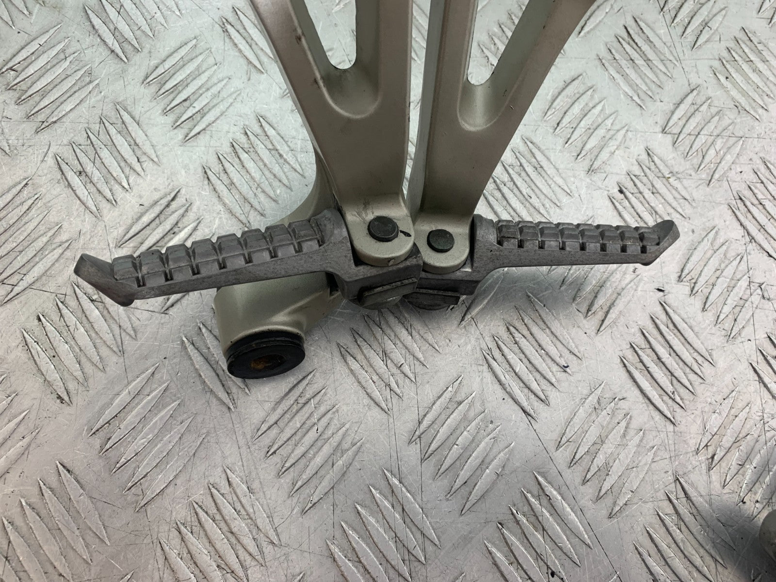 KAWASAKI ZX9R ZX9 R REAR HANGER AND PEGS YEAR 1998-1999 (CMB1329)