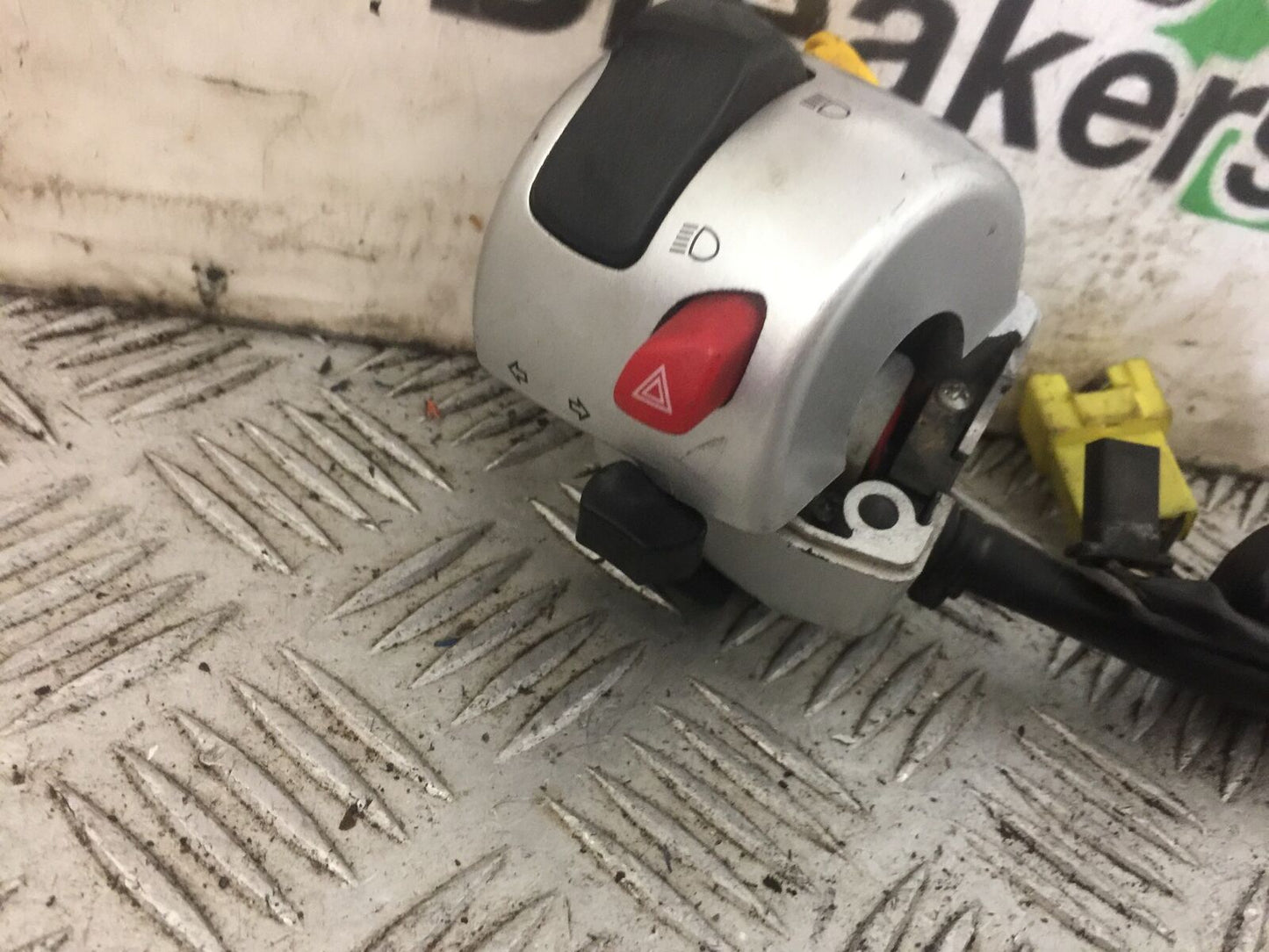 SUZUKI VLR1800 VLR 1800 LEFT SWITCH GEAR   YEAR 2010 (STOCK 815)