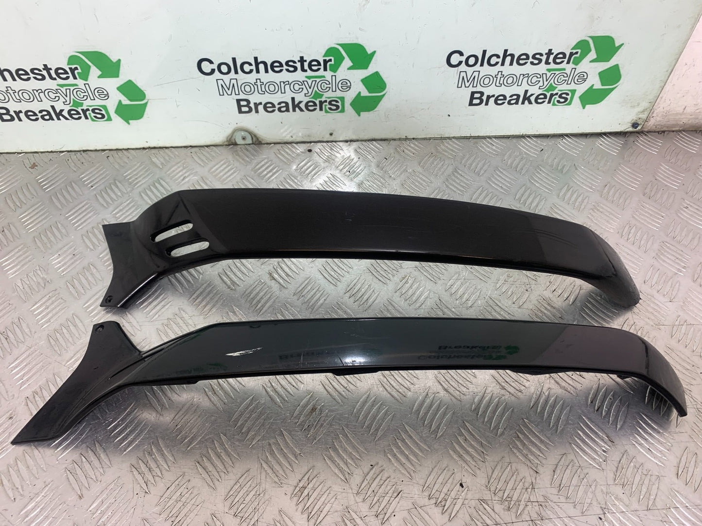 PIAGGIO VESPA GTS 125 LEFT & RIGHT LOWER INFILLS YEAR 2009-14  (CMB1261)