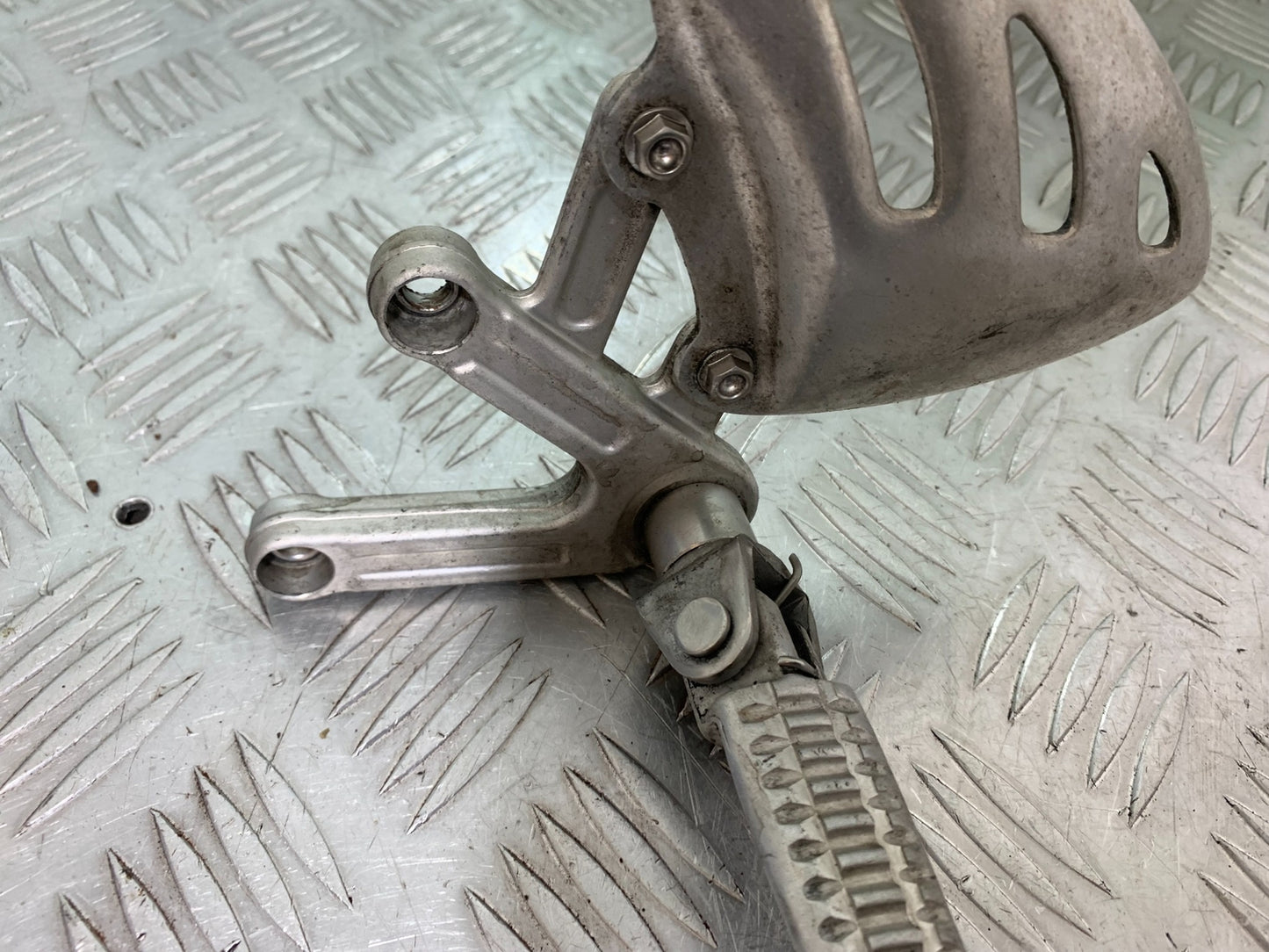 TRIUMPH T509 SPEED TRIPLE FRONT LEFT HANGER  YEAR 1997-1998 (CMB1144)