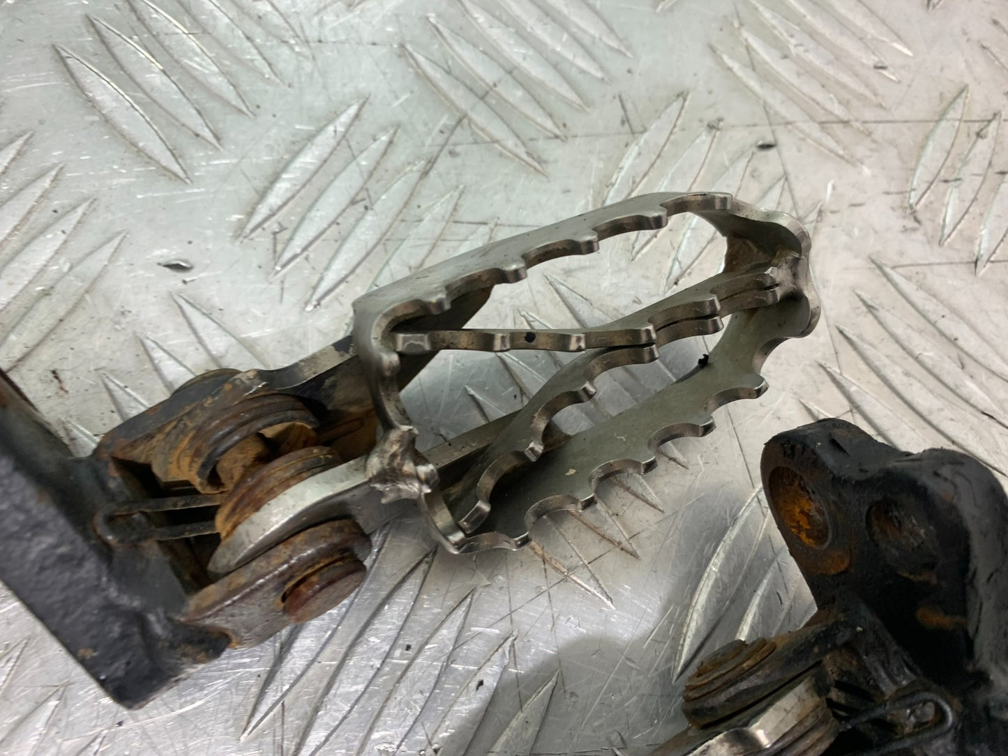 QINGQI QM125 GY-2B FRONT FOOTPEGS   YEAR 2016 (CMB1228)
