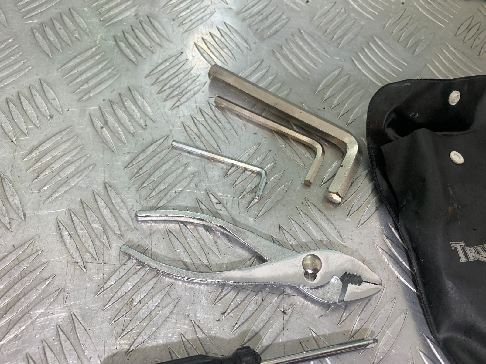 TRIUMPH 1050 SPRINT ST TOOL KIT  2004-2007 (CMB1197)