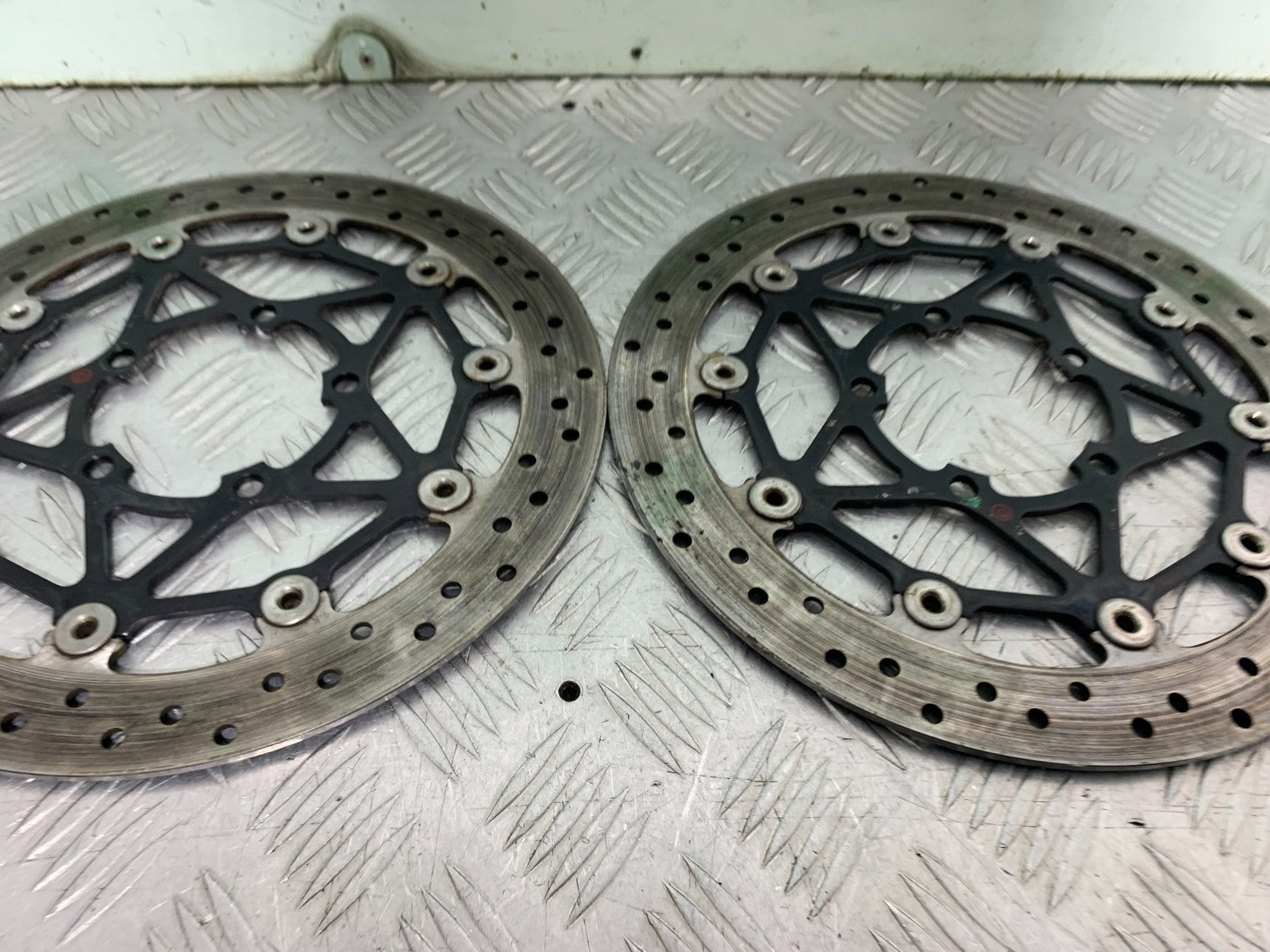 TRIUMPH 675 STREET TRIPLE RX FRONT BRAKE DISCS 2015- 2017 (CMB1299)