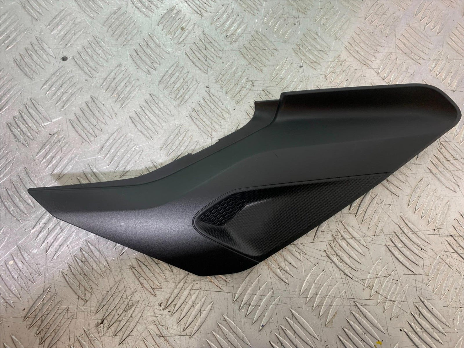 TRIUMPH TRIDENT 660 RIGHT SEAT PANEL   YEAR 2021-2024 (CMB1295)