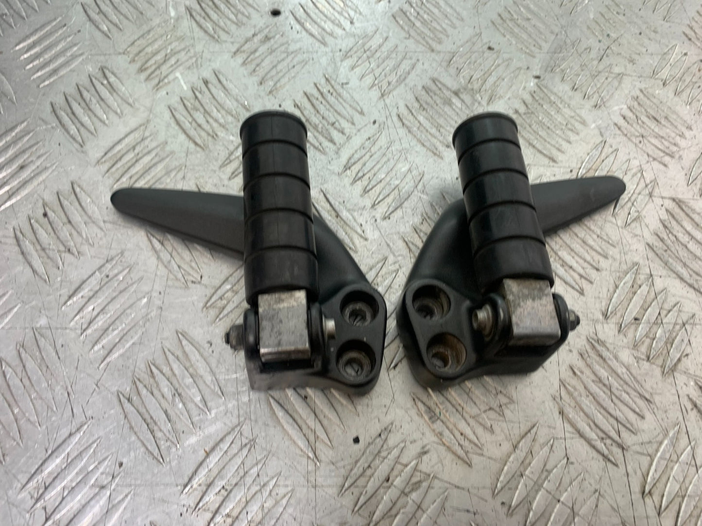 YAMAHA XVS 1300 MIDNIGHT STAR REAR HANGER AND PEGS  YEAR 2007-16 (CMB1200)