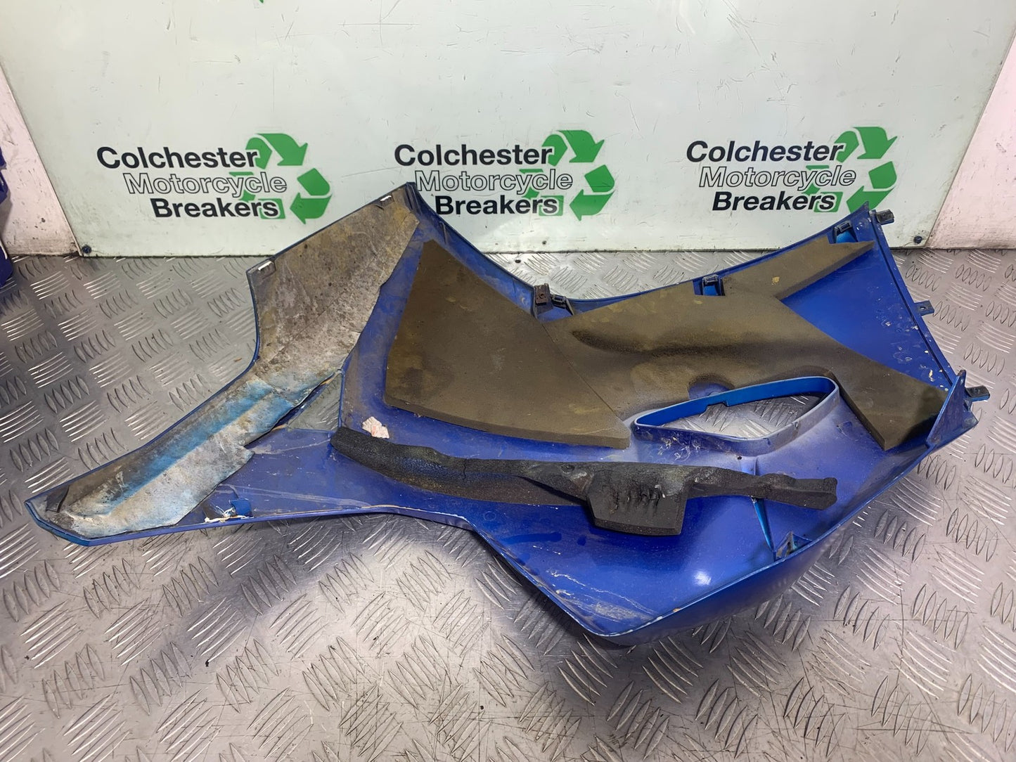 TRIUMPH 1050 SPRINT ST RIGHT FAIRING PANEL   YEAR 2004-2007 (CMB1197)