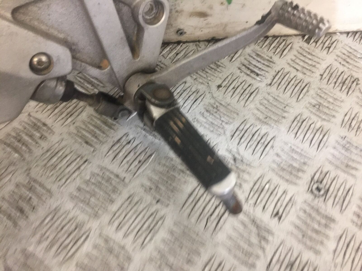 SUZUKI SV1000 SV 1000 K3 FRONT RIGHT HANGER YEAR 2004 (STOCK 696)