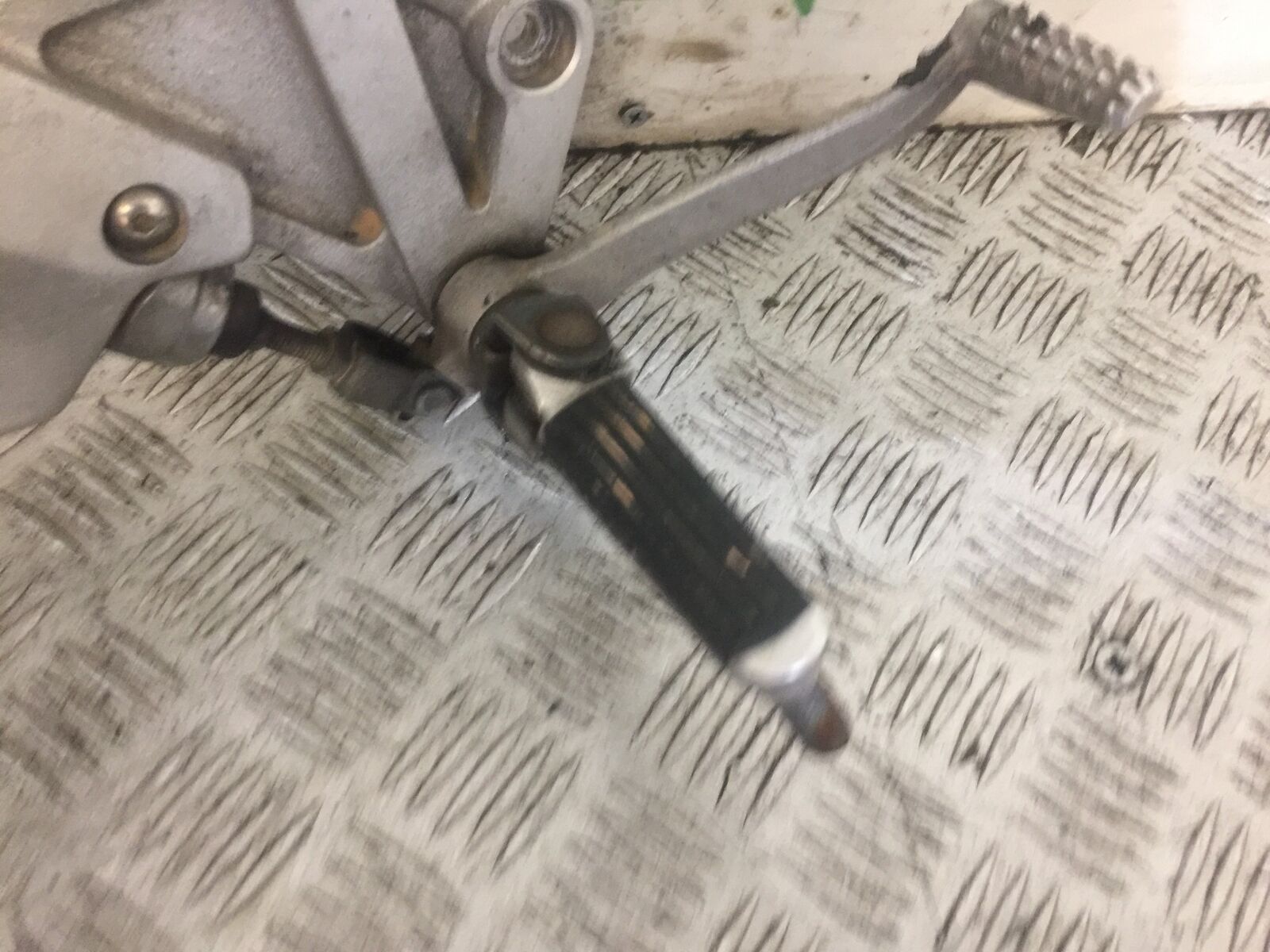SUZUKI SV1000 SV 1000 K3 FRONT RIGHT HANGER YEAR 2004 (STOCK 696)