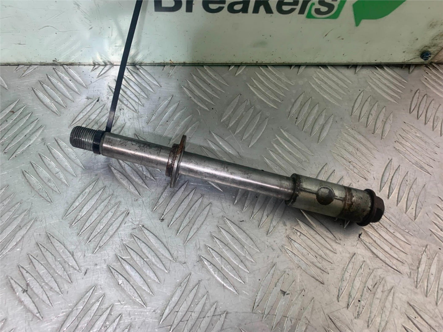 SUZUKI GSX750 INAZUMA FRONT WHEEL SPINDLE  YEAR 1998-2003 (CMB1308)