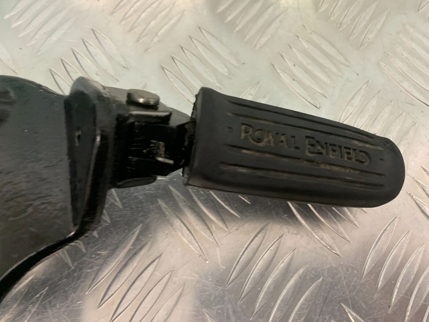 ROYAL ENFIELD 350 CLASSIC FRONT RIGHT FOOTPEG YEAR 2022 (STOCK 967)