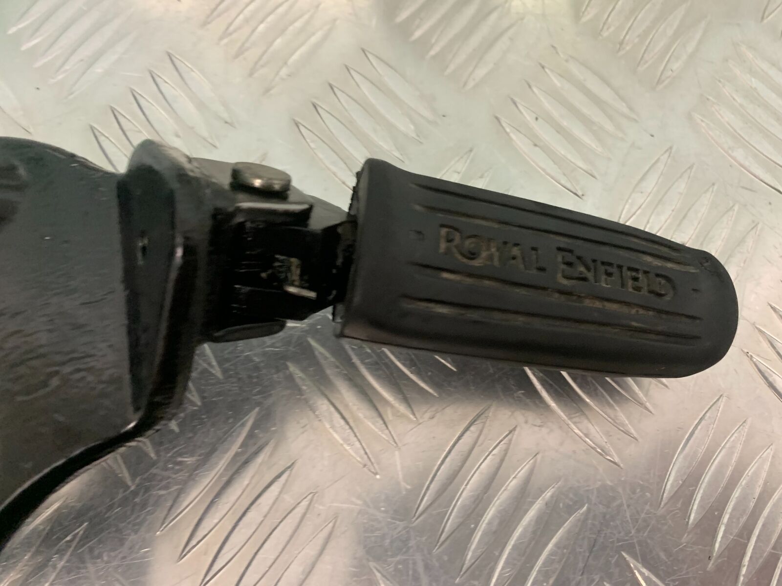 ROYAL ENFIELD 350 CLASSIC FRONT RIGHT FOOTPEG YEAR 2022 (STOCK 967)