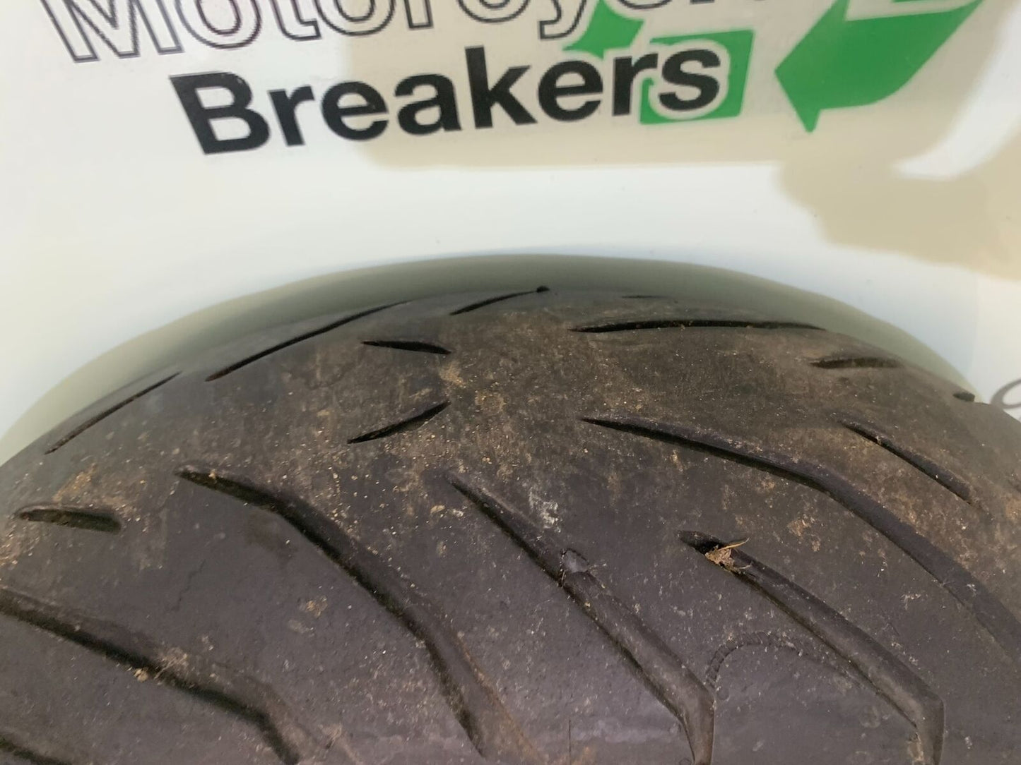 TRIUMPH 955I SPRINT RS REAR WHEEL  YEAR 1999-04 (STOCK 989)