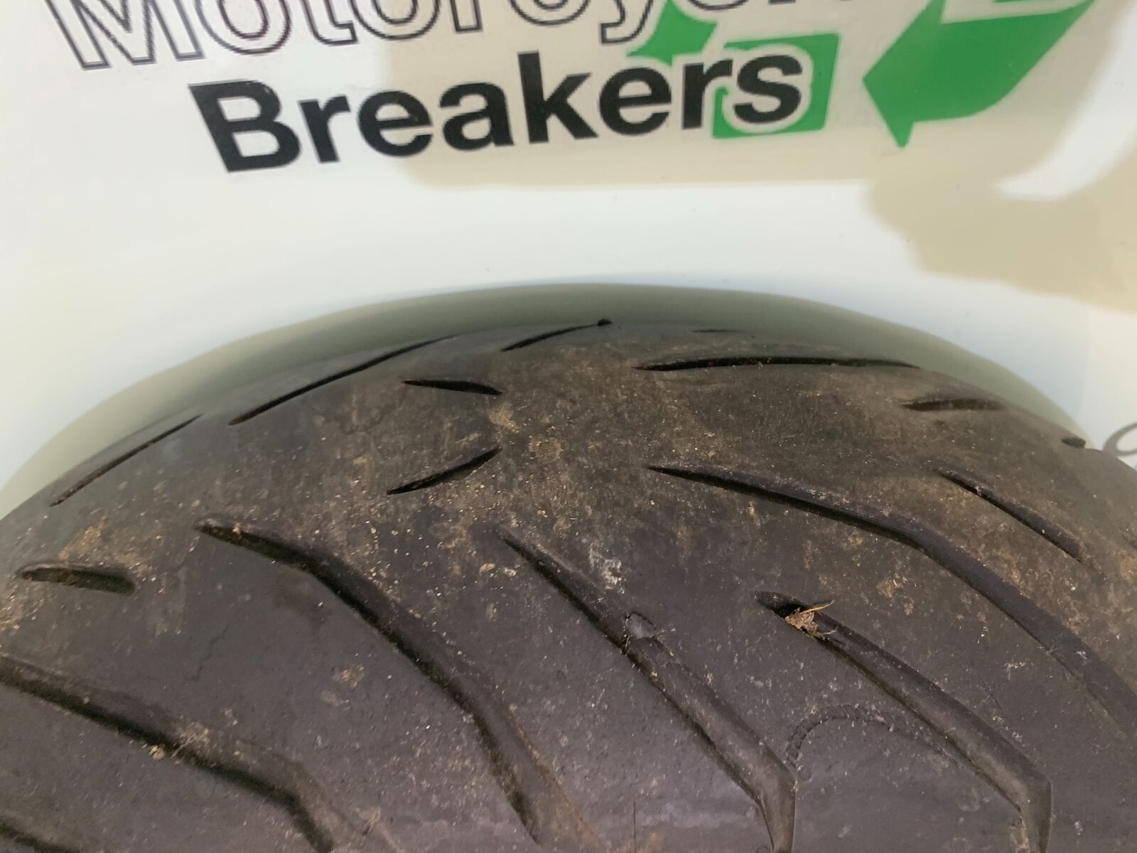TRIUMPH 955I SPRINT RS REAR WHEEL  YEAR 1999-04 (STOCK 989)