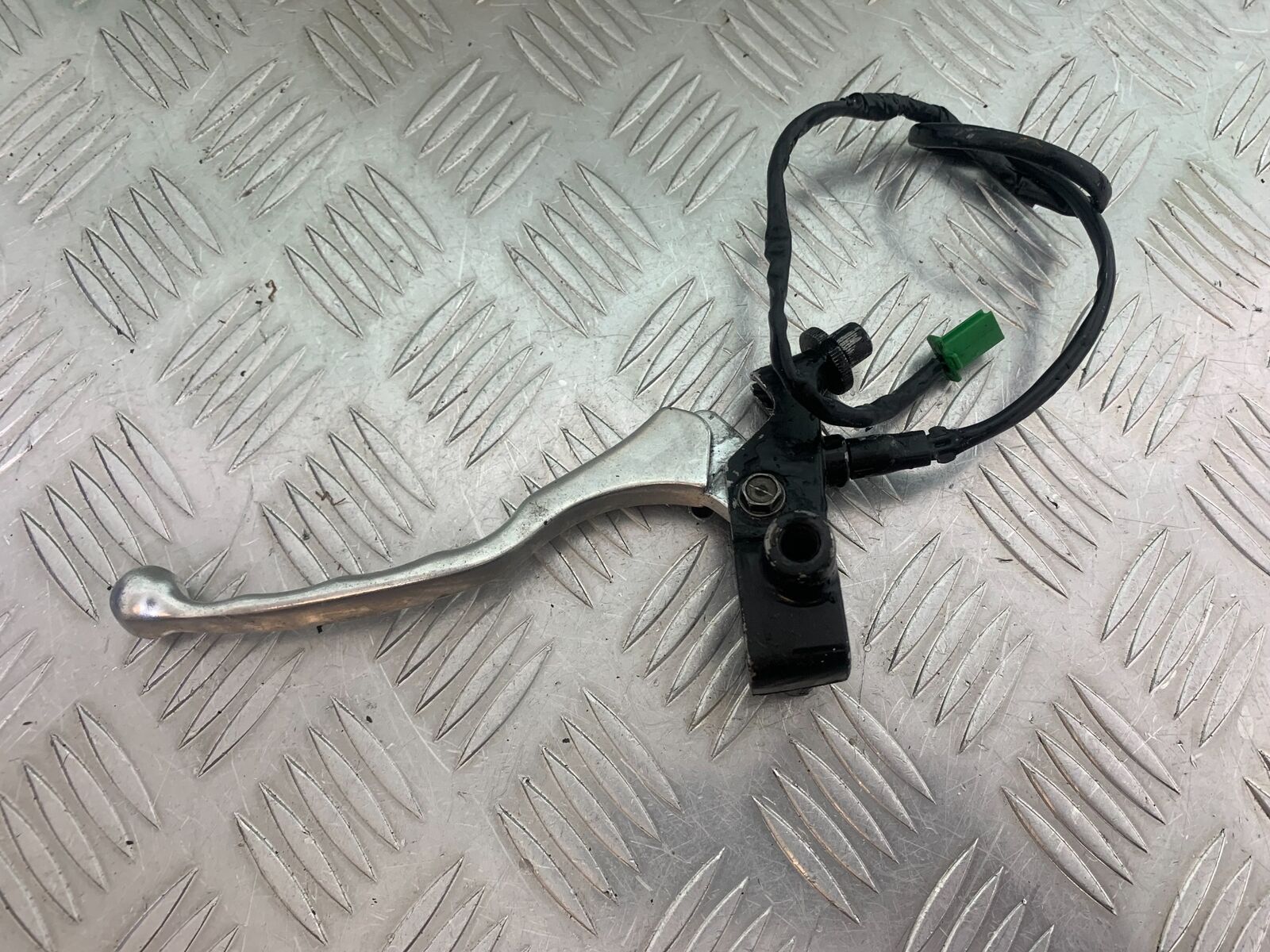 YAMAHA XV535 XV 535 VIRAGO CLUTCH LEVER AND BRACKET   YEAR 1994-02 (CMB1044)
