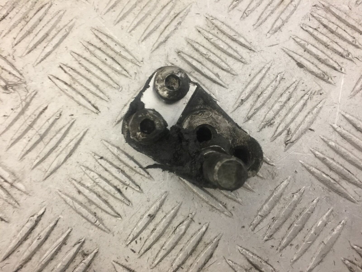 SUZUKI GSXR1000 GSXR 1000 L3 GEAR LEVER MOUNT  YEAR 2013 (STOCK 671)
