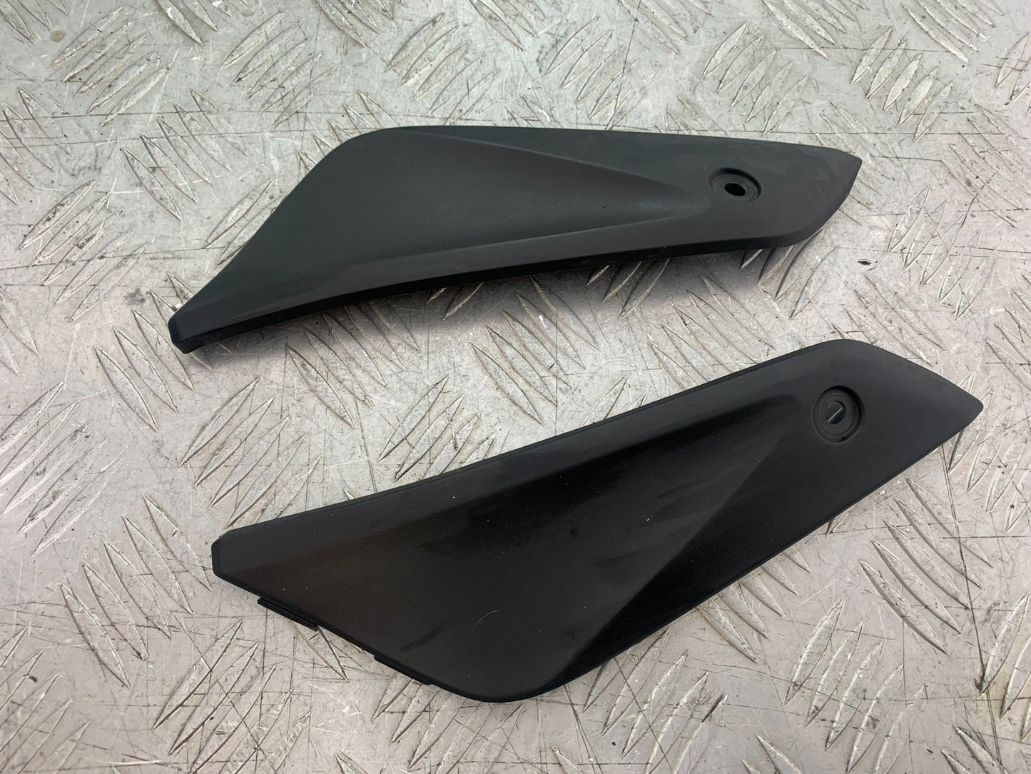 HONDA CBR1000 rr FIREBLADE LEFT AND RIGHT TANK INFILL PANELS YEAR 2006 (CMB1220)