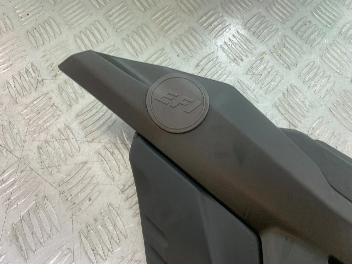 SINNIS TERRAIN 125 LEFT SIDE PANEL  YEAR 2017-2020 (CMB1241)