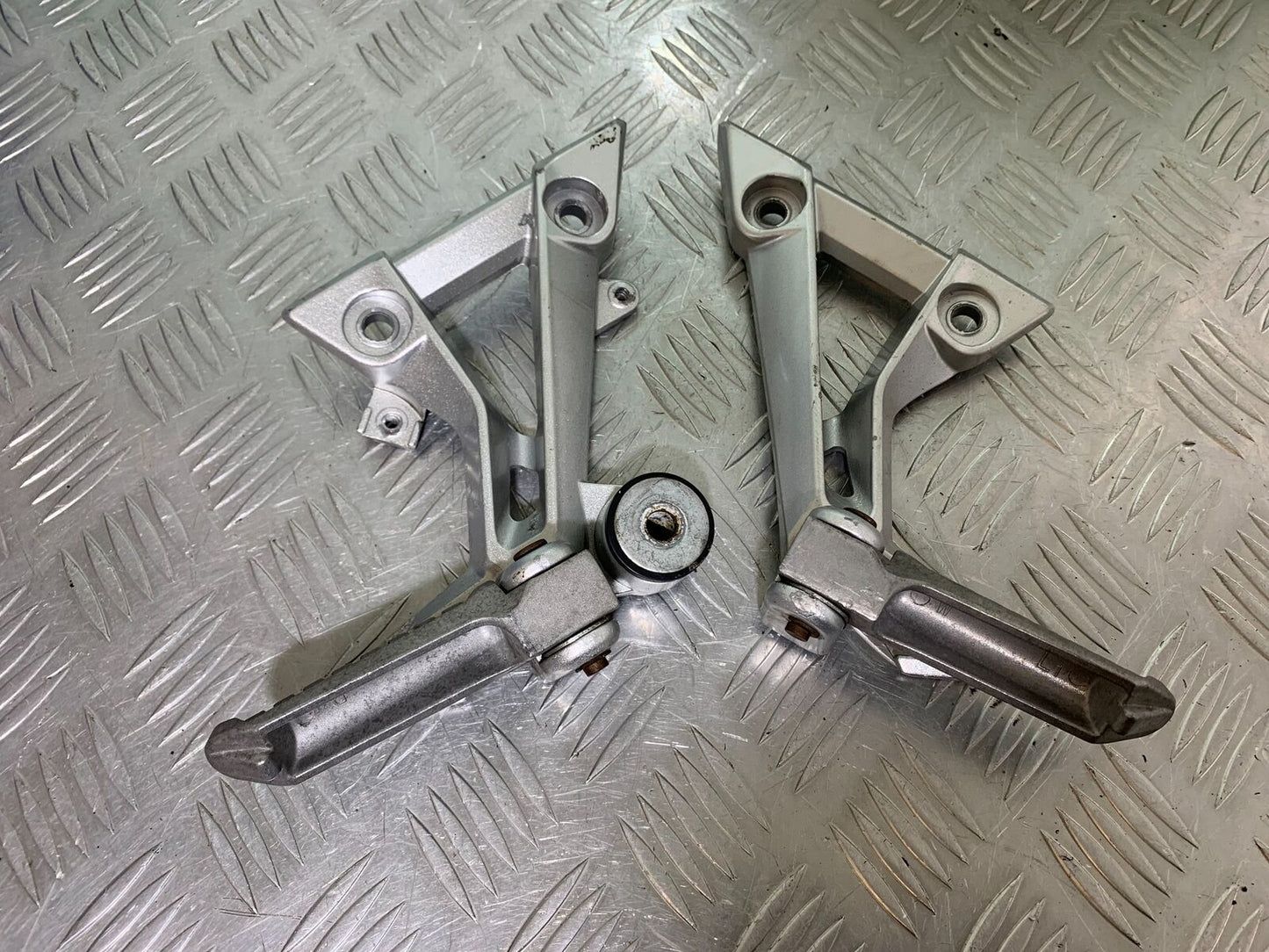 LEXMOTO LXR 125 REAR HANGERS  AND PEGS  YEAR  2019-2023 (CMB1076)