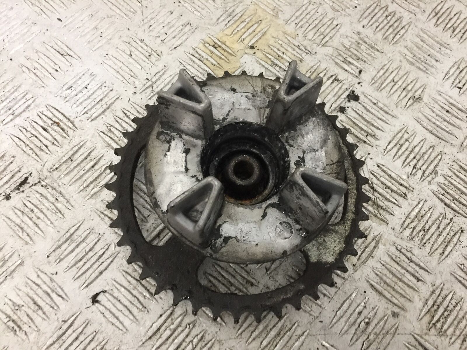 HONDA CBR125 CBR 125 REAR SPROCKET CARRIER  YEAR 2007-10 (STOCK 884)