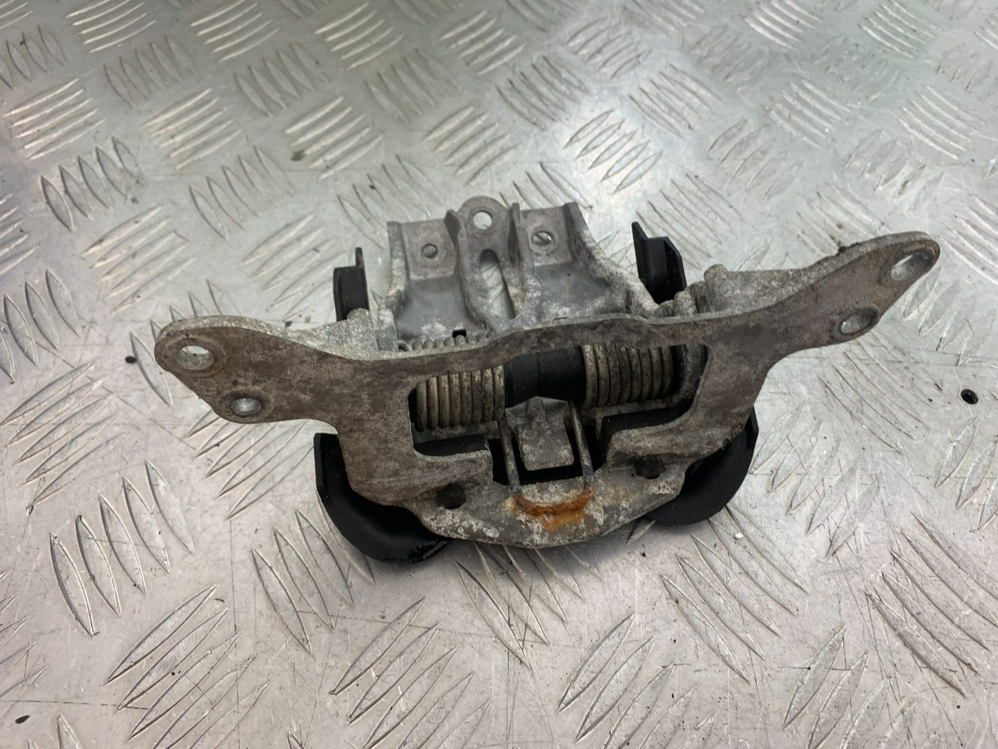 YAMAHA XMAX 125 XMAX-125 SEAT HINGE   YEAR 2015-2020  (CMB1266)