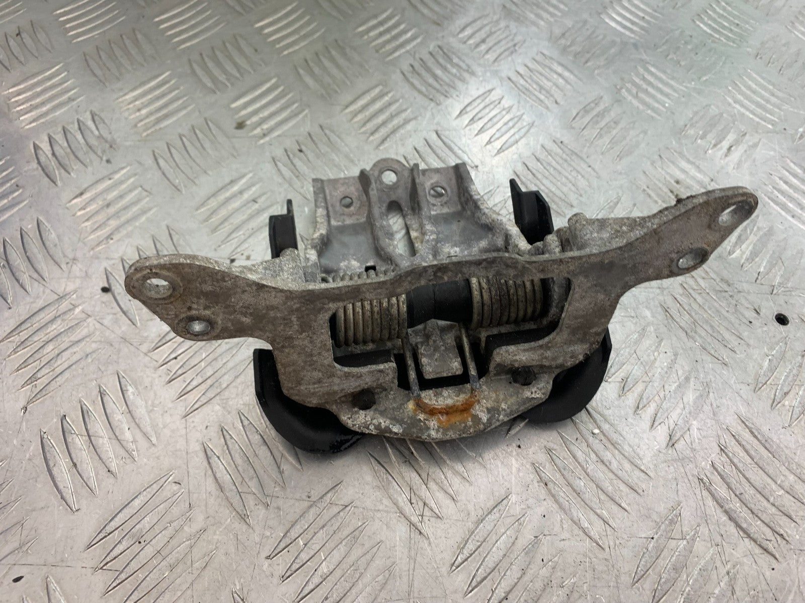 YAMAHA XMAX 125 XMAX-125 SEAT HINGE   YEAR 2015-2020  (CMB1266)