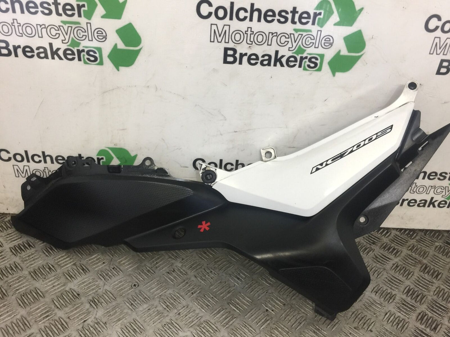 HONDA NC700 NC 700 LEFT SEAT PANEL   YEAR 2012 STOCK 437