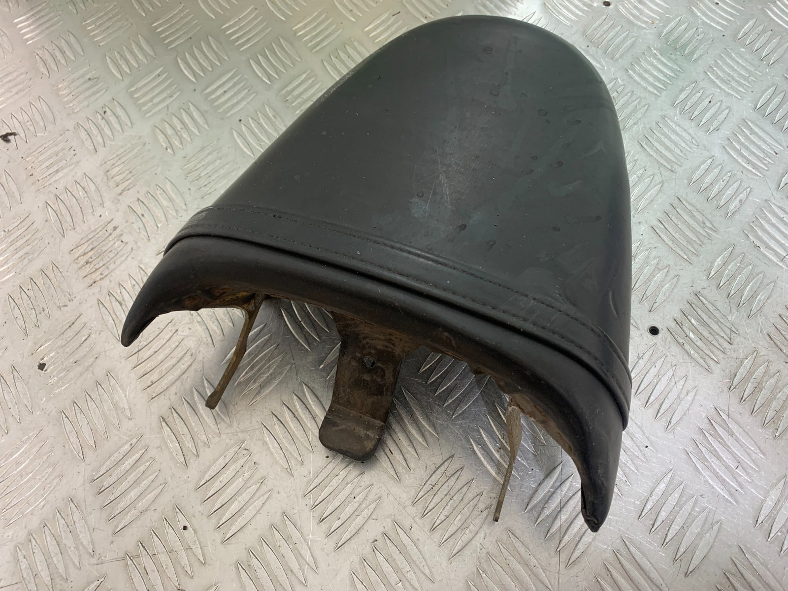 TRIUMPH T509 SPEED TRIPLE REAR SEAT YEAR 1997-1998 (CMB1144)