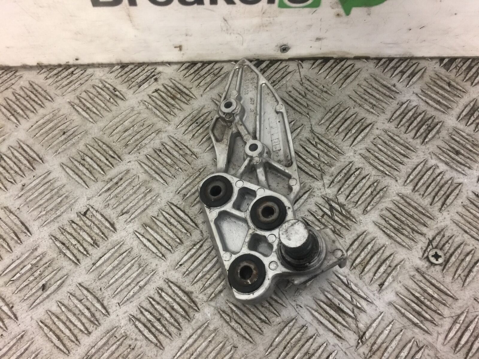 SUZUKI GSX1400 GSX 1400 FRONT RIGHT HANGER  YEAR 2003 (STOCK 381)