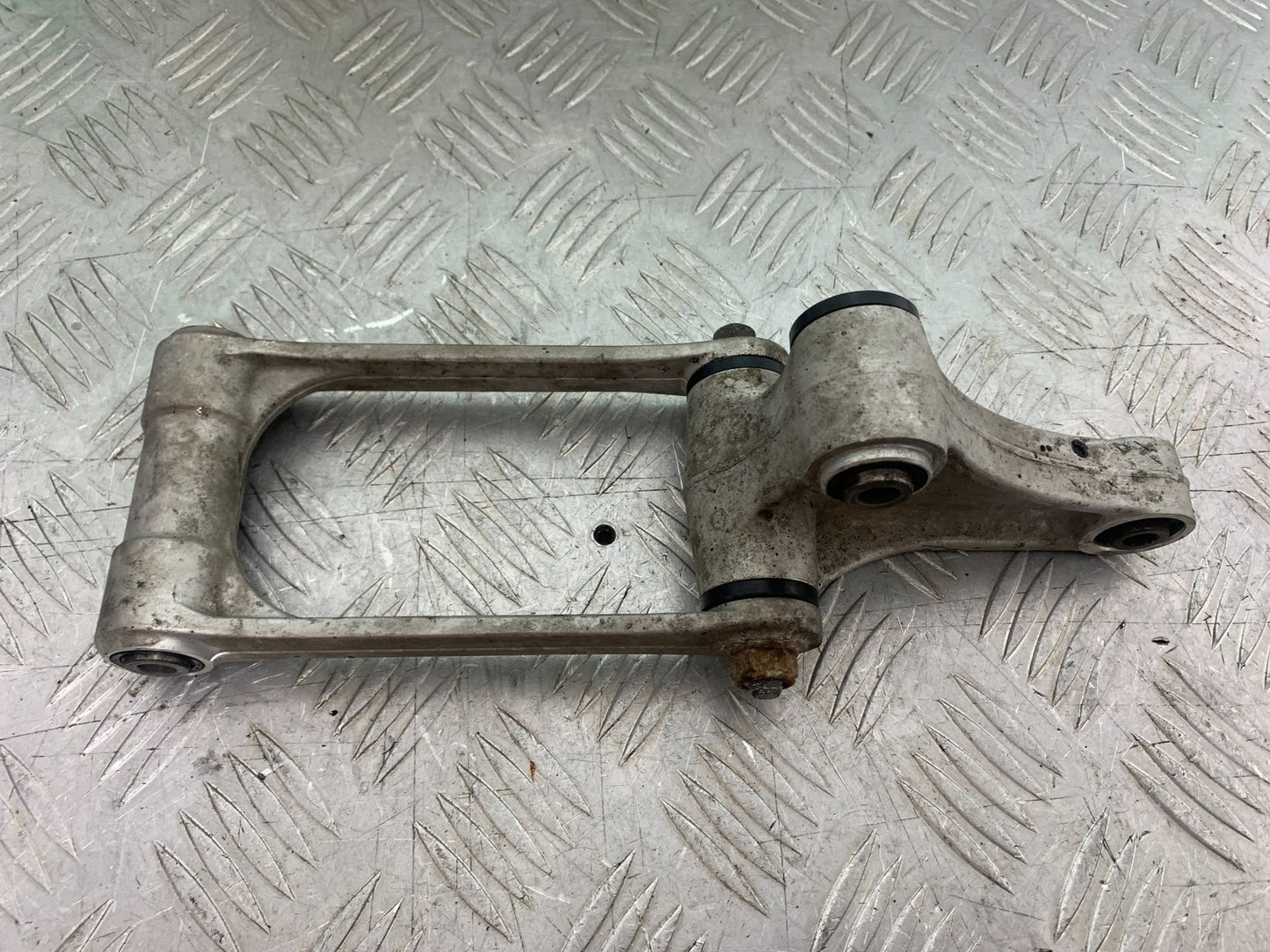 HONDA CBR1000 rr FIREBLADE REAR SHOCK LINKAGE  YEAR 2006 (CMB1220)
