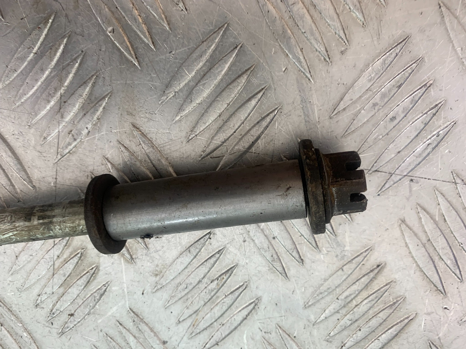 YAMAHA XV535 XV 535 VIRAGO REAR WHEEL SPINDLE   YEAR 1994-02 (CMB1162)