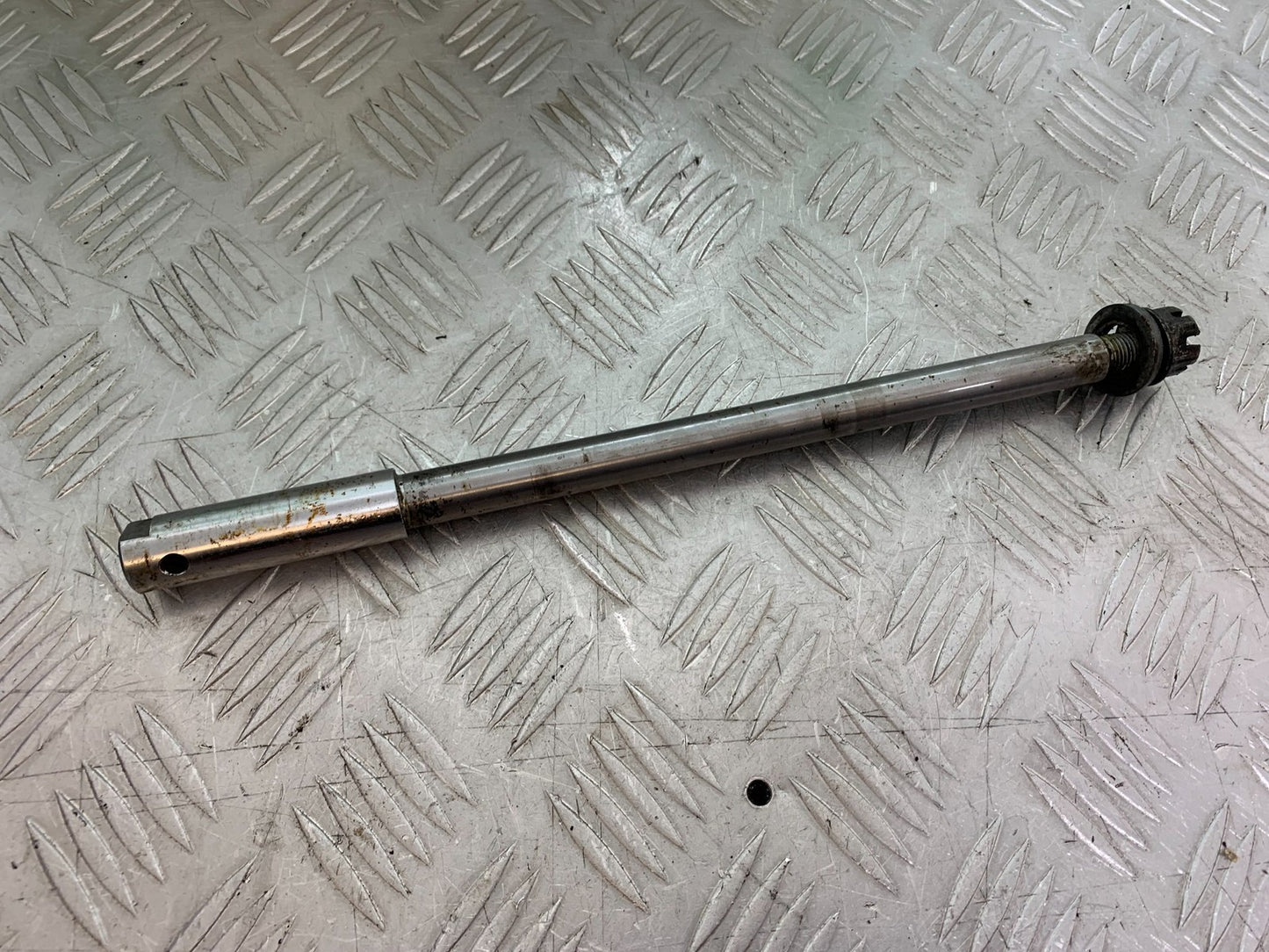 YAMAHA XV1100 XV 1100 VIRAGO REAR WHEEL SPINDLE 1990-1999 (CMB1243)