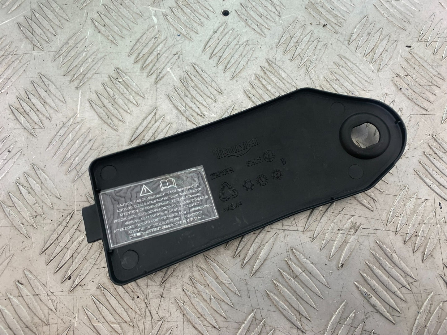 TRIUMPH 1050 SPRINT ST RIGHT INFILL LID   YEAR 2004-2007 (CMB1197)