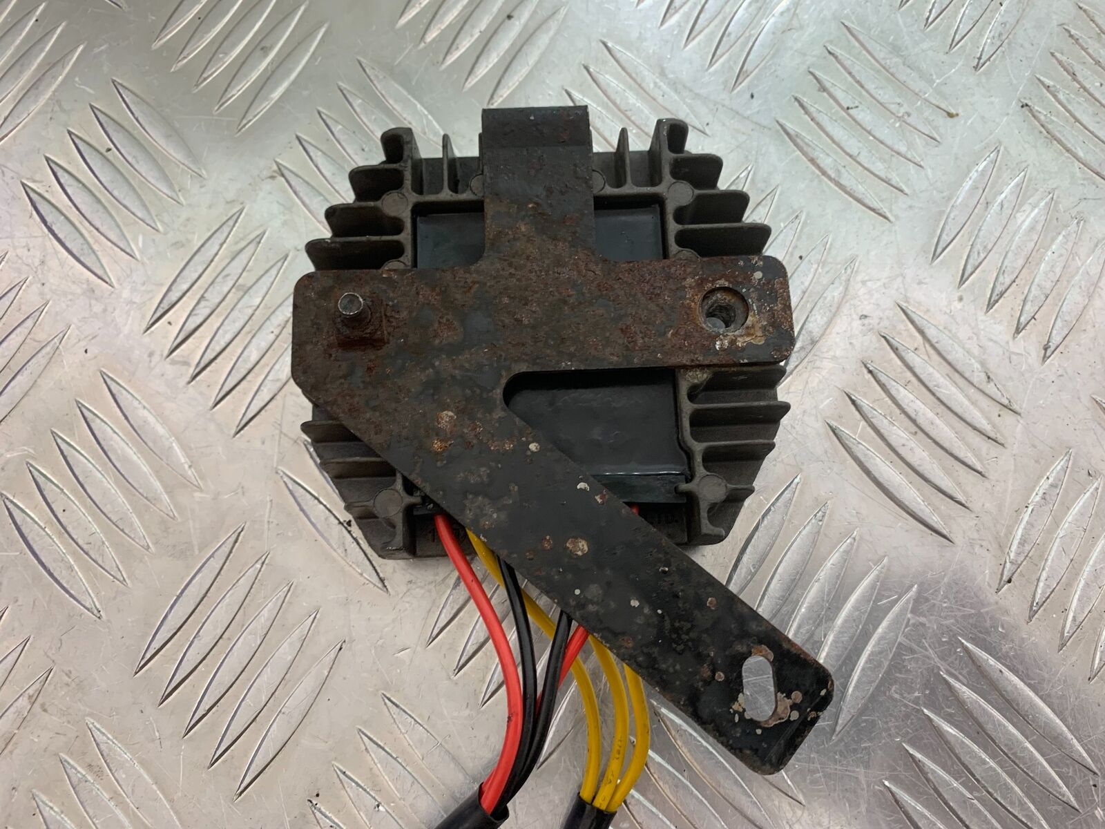 TRIUMPH 600 DAYTONA REGULATOR  YEAR 2003-2006 (STOCK 999)