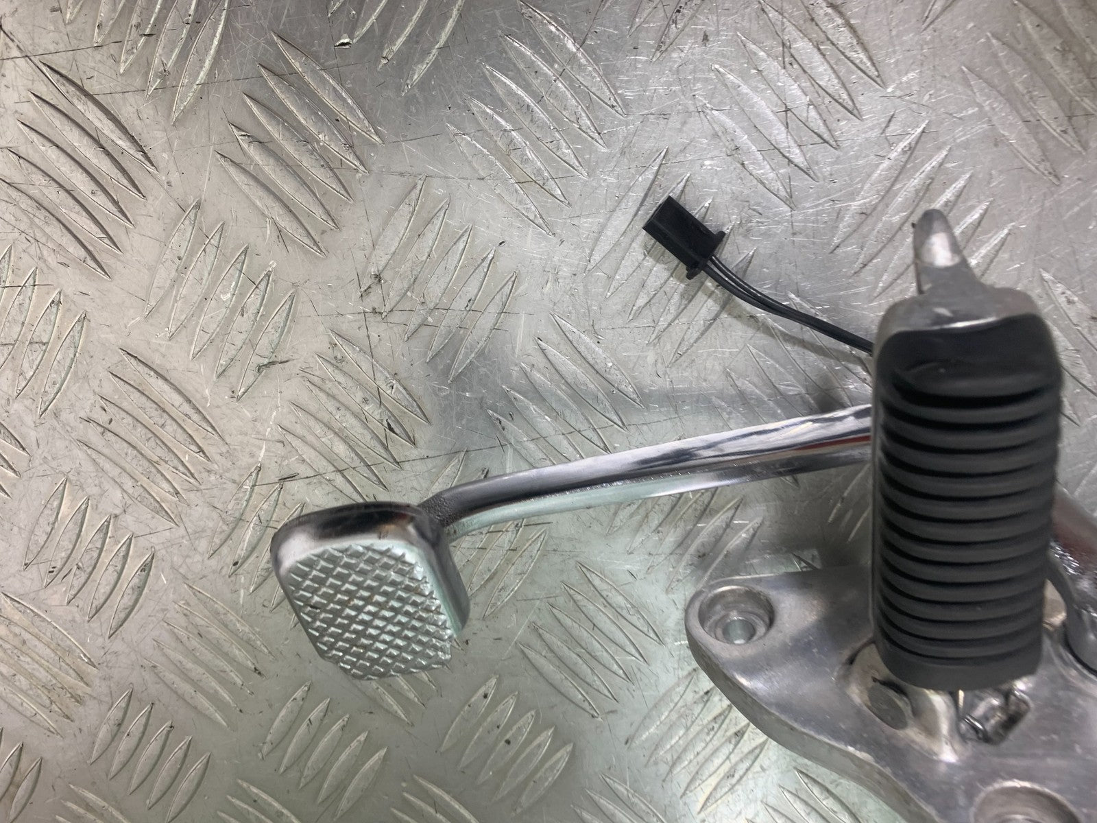 YAMAHA XJ900 XJ 900 DIVERSION FRONT RIGHT HANGER AND PEG YEAR 1994-2002(CMB1292)