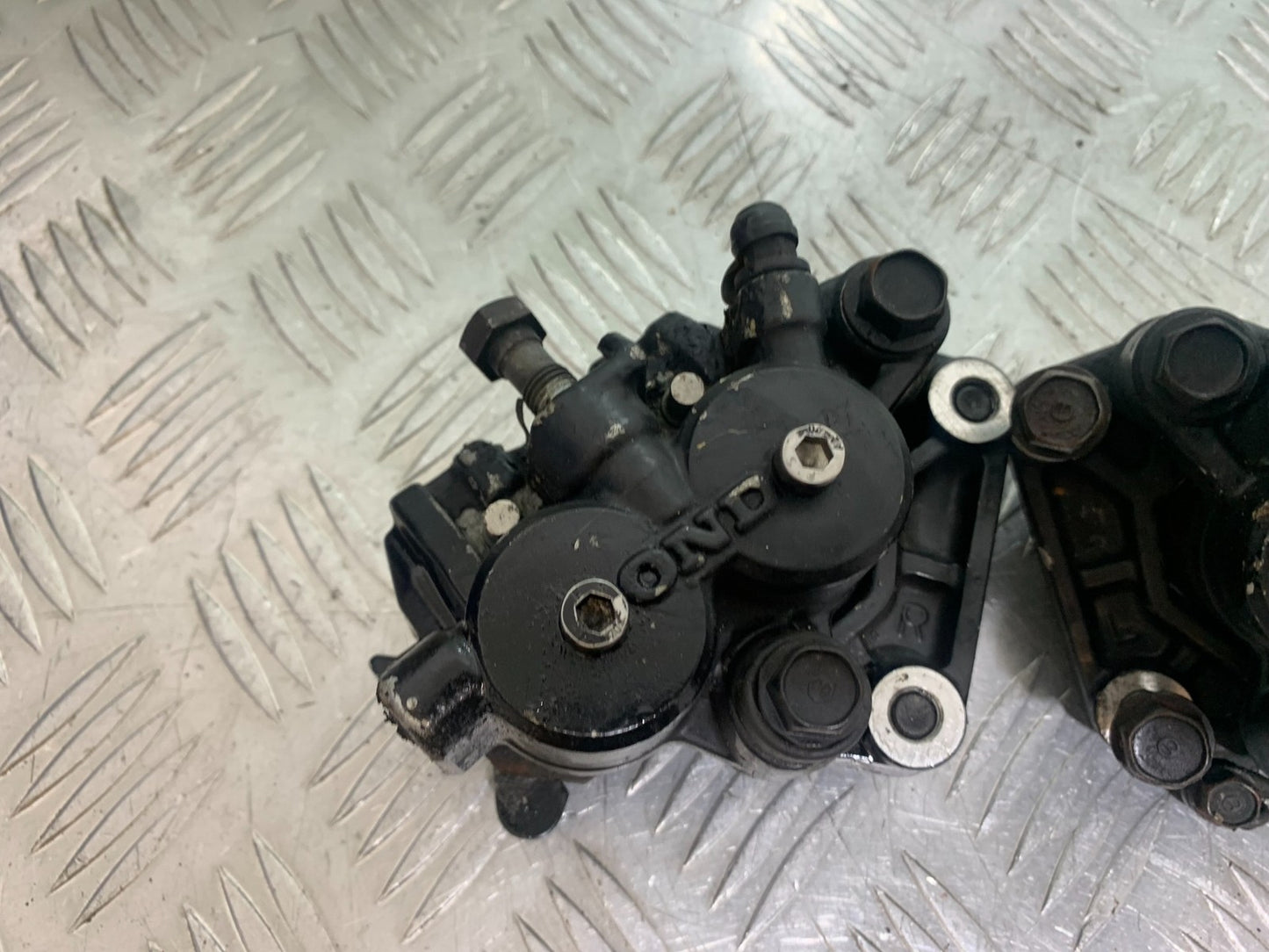 HONDA GL500 GL 500 SILVERWING FRONT BRAKE CALIPERS YEAR 1981-82  (CMB1168)
