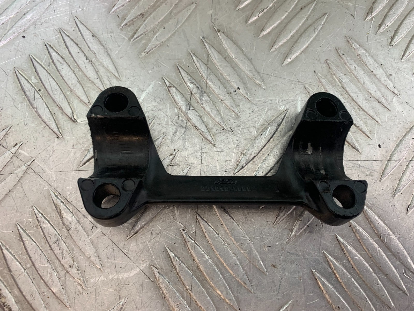 KTM DUKE 125 HANDLEBAR CLAMP  YEAR 2017-2022 (CMB1222)