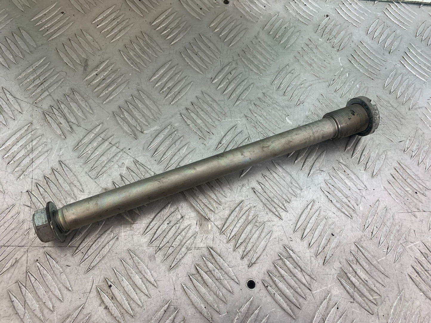 SUZUKI GSR600 GSR 600 SWINGARM SPINDLE   2006-2010 (CMB1177)