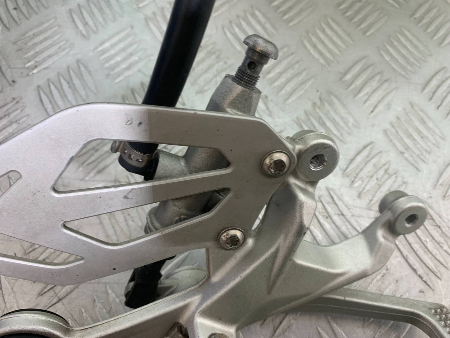 BMW S1000 RR FRONT RIGHT HANGER PEDAL AND PEG  YEAR 2015-2018 (CMB1246)