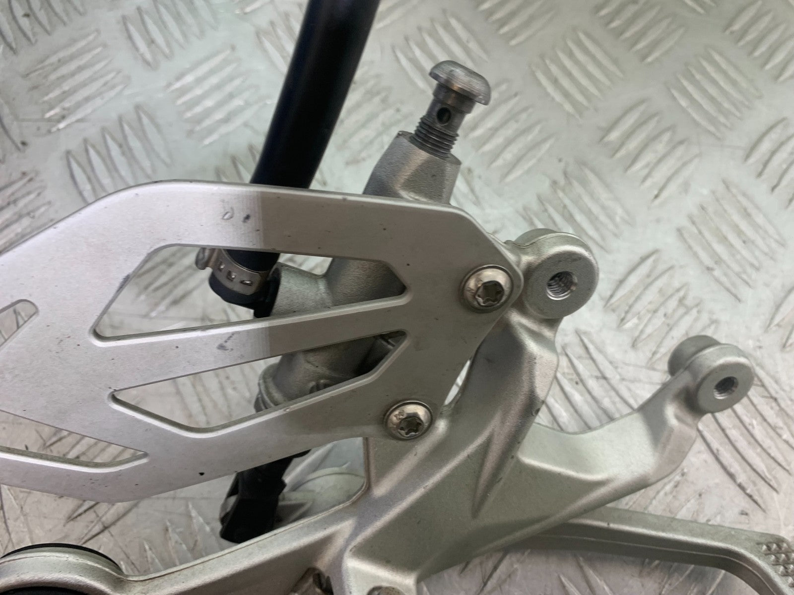BMW S1000 RR FRONT RIGHT HANGER PEDAL AND PEG  YEAR 2015-2018 (CMB1246)
