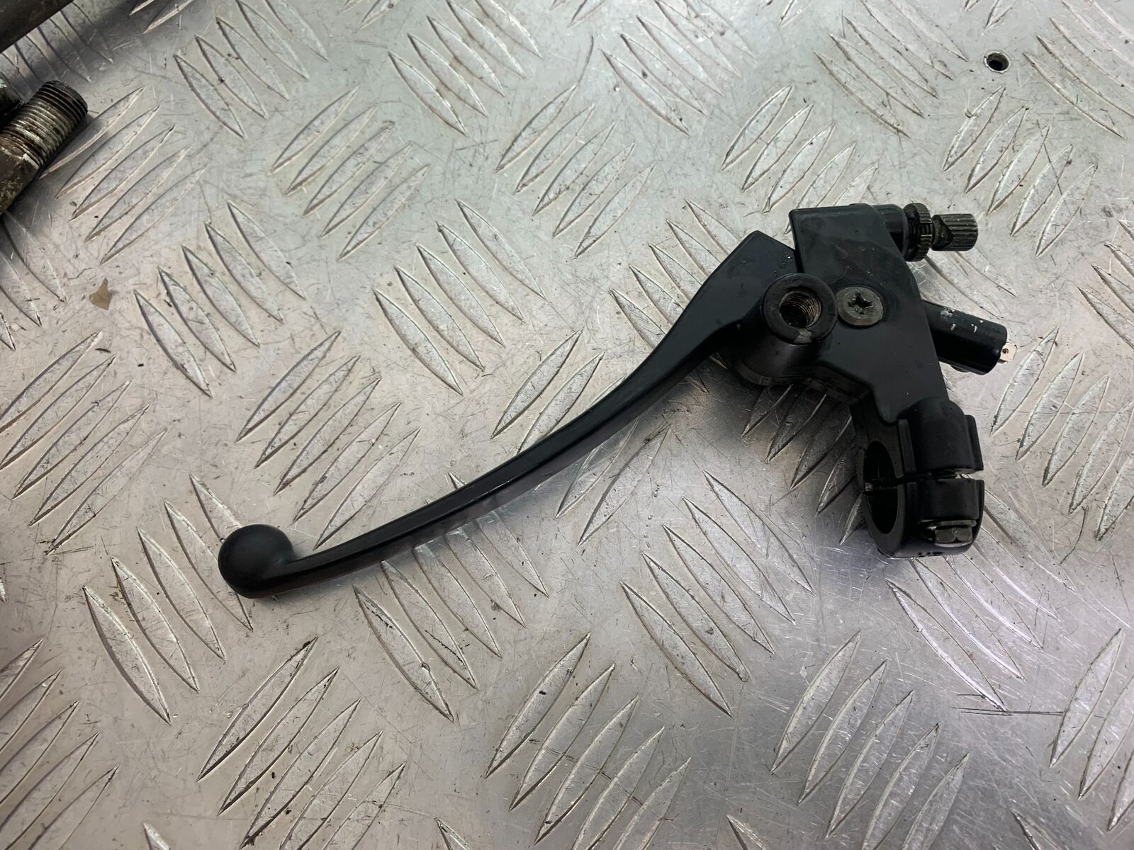 MUTT GT-SS 125 CLUTCH LEVER AND BRACKET YEAR 2020- 2024 CMB1085)