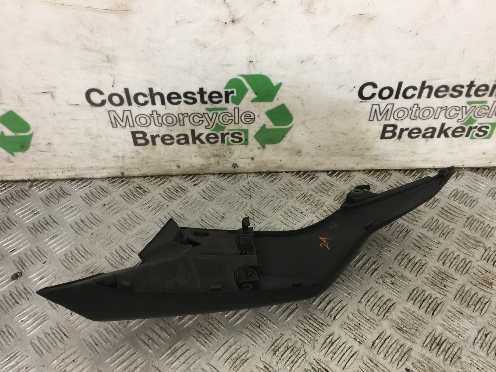 YAMAHA MT03 LEFT TANK COWL   YEAR 2018  (STOCK 801)