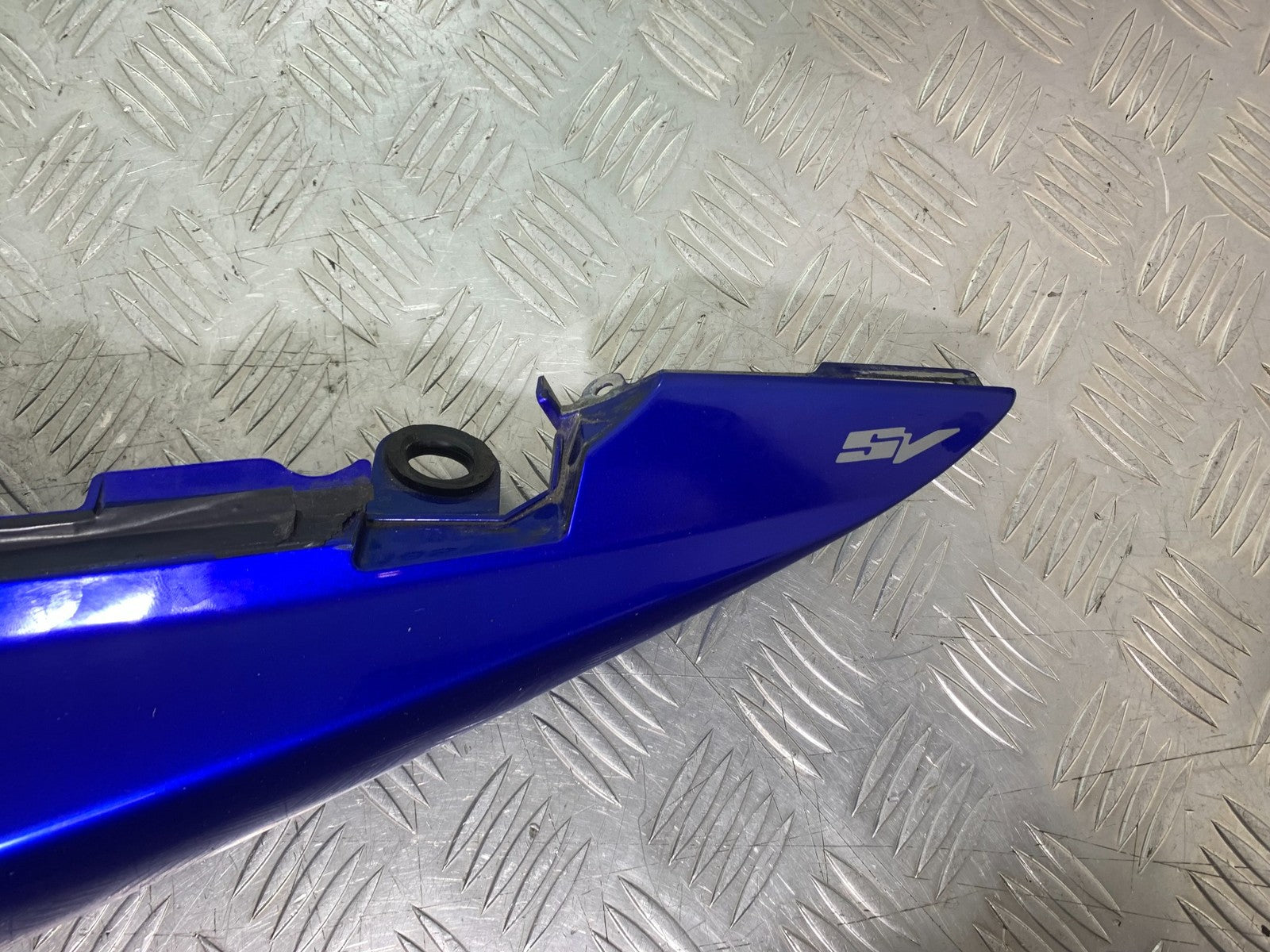 SUZUKI SV1000 SV 1000 LEFT SEAT PANEL YEAR 2003-2007 (CMB1293)