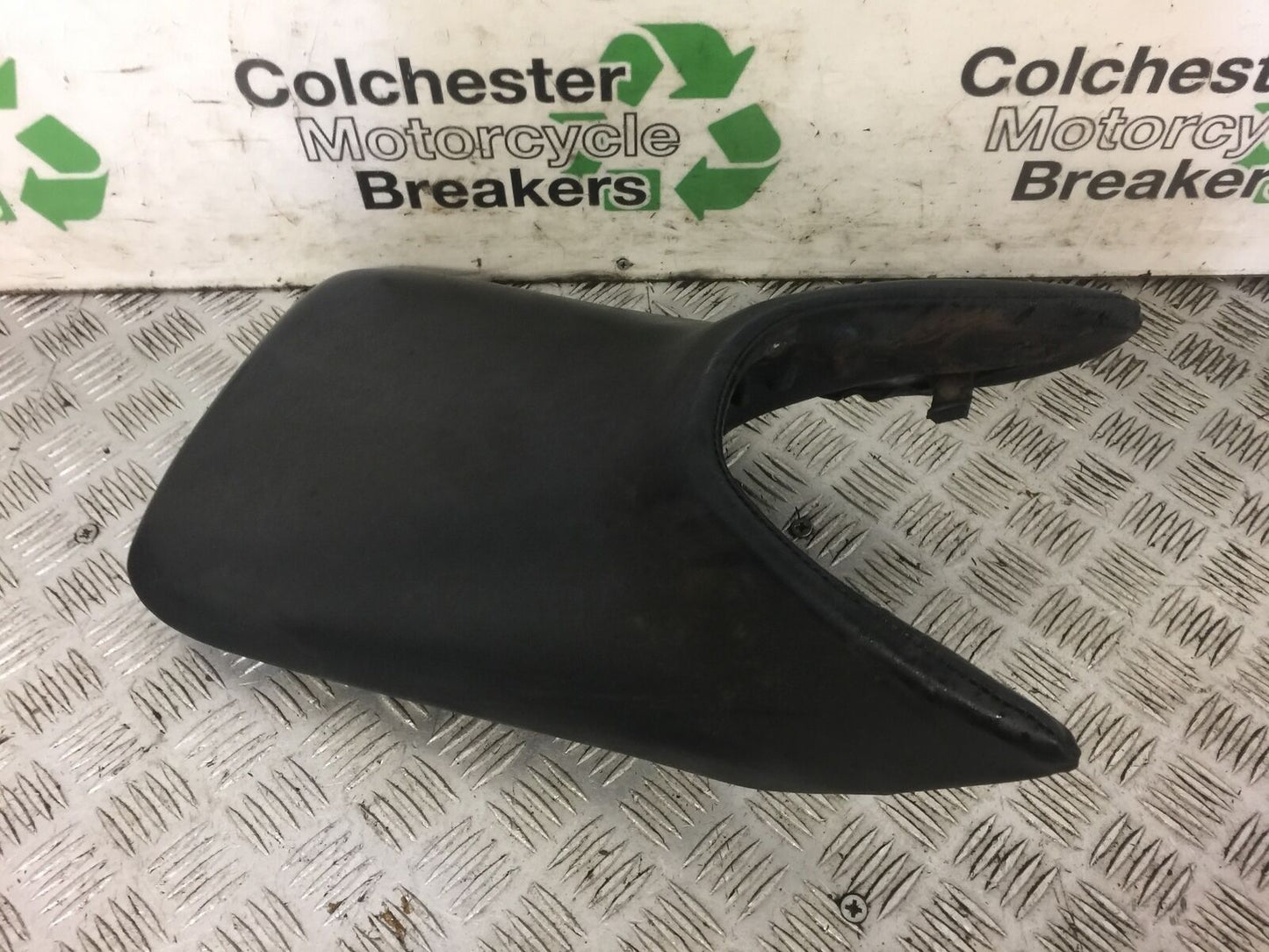 HONDA CBR125 CBR 125 FRONT SEAT YEAR 2004-06  (STOCK 530)